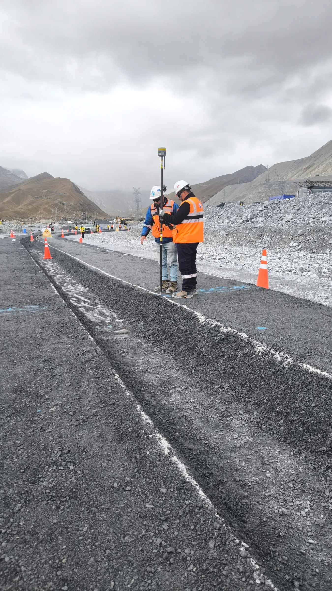 Verificación en campo del espesor ejecutado de una capa de relleno.
