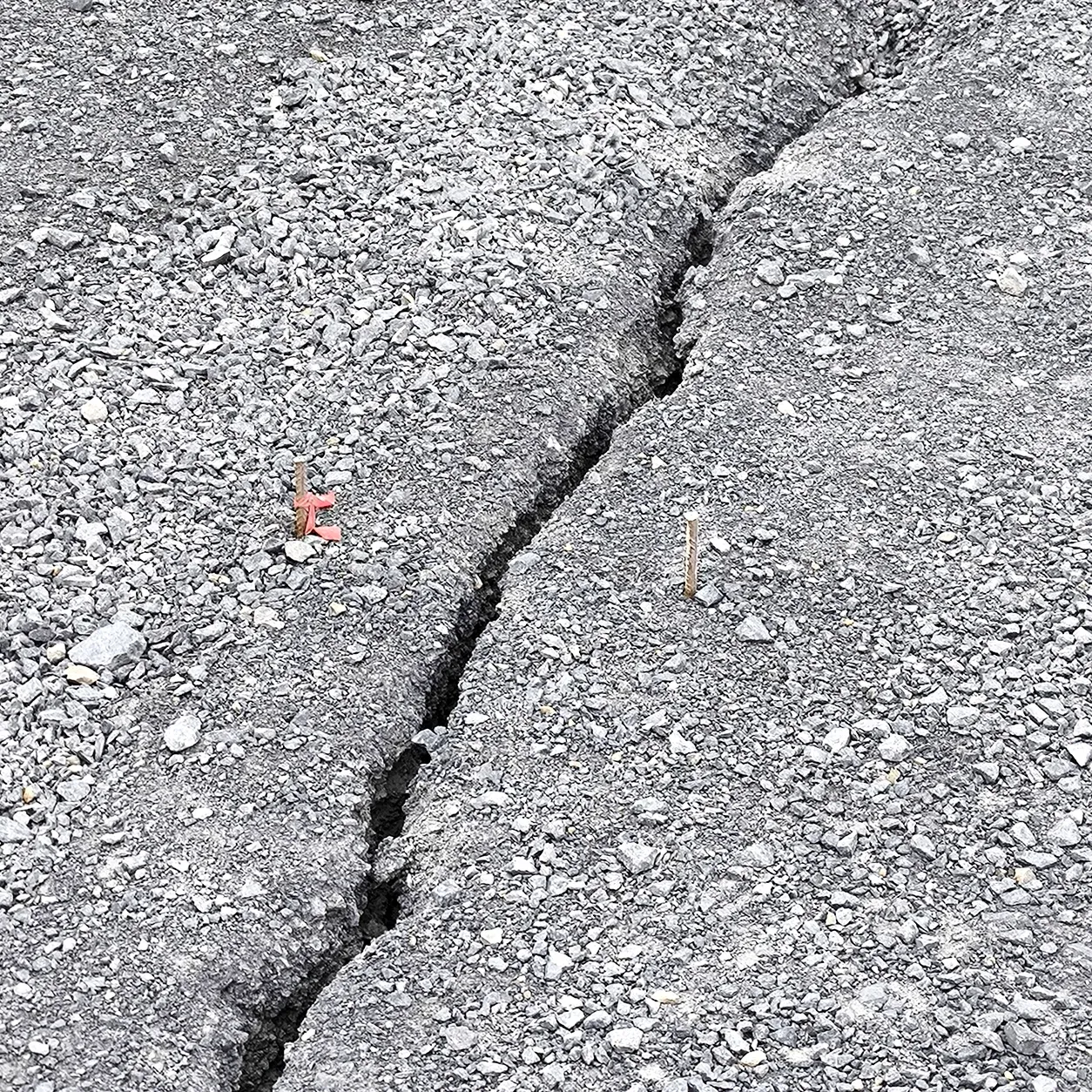 Detalle de una fisura registrada y marcada durante una campaña de monitoreo en infraestructura minera