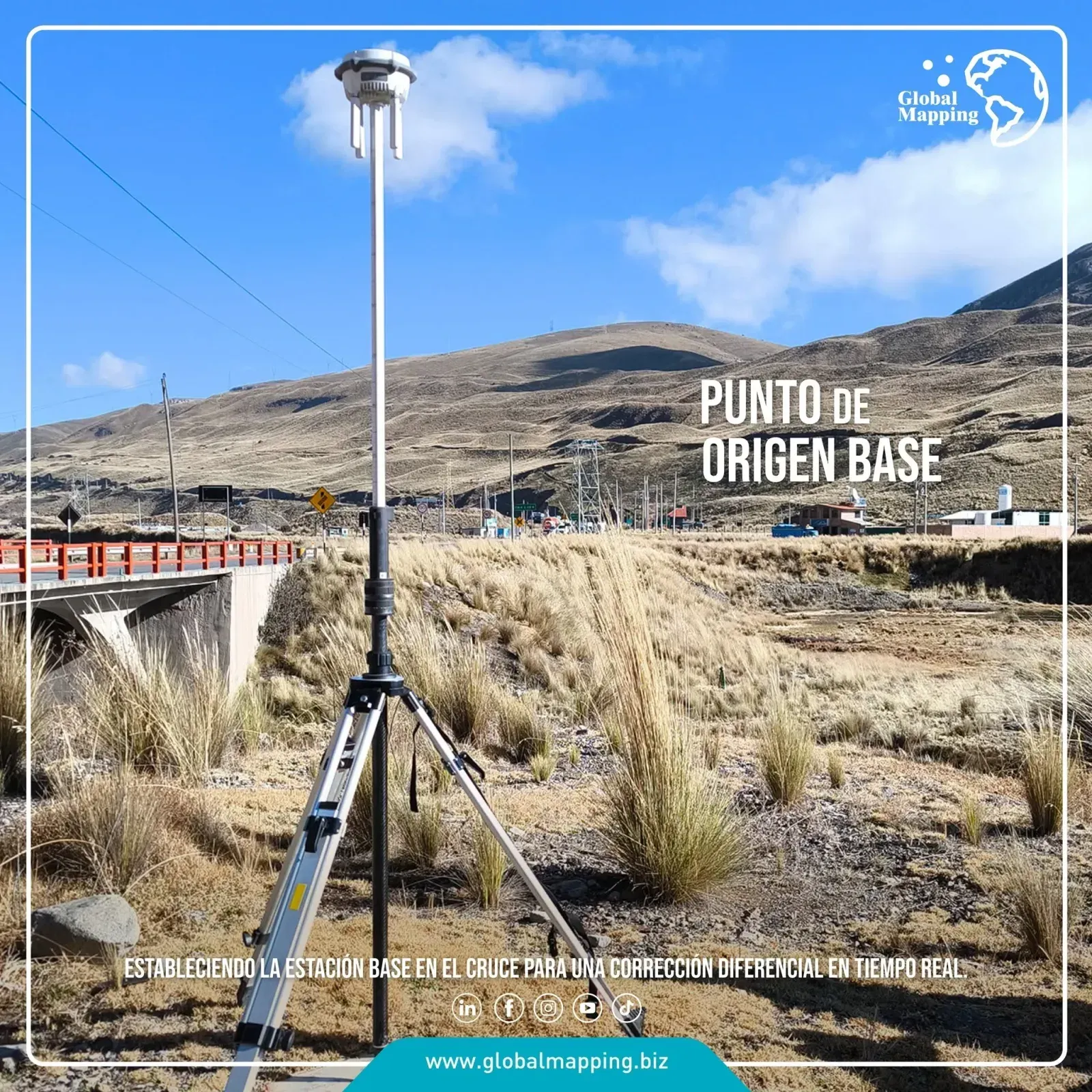 Antena GNSS montada sobre trípode junto a un puente de la vía, con lomas pardas de la sierra central al fondo