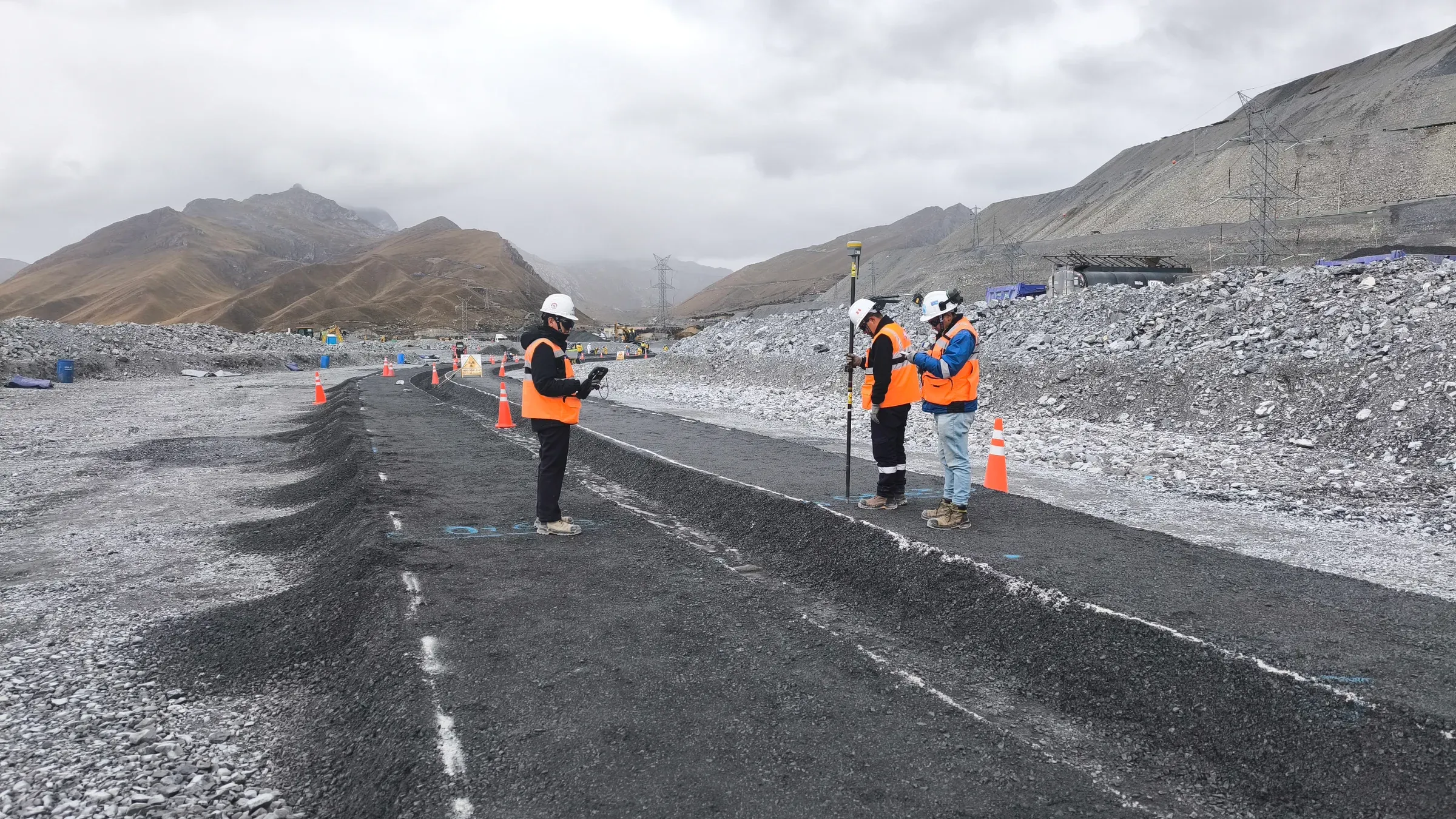Toma de datos topográficos y control de niveles en un frente de relleno de obra.