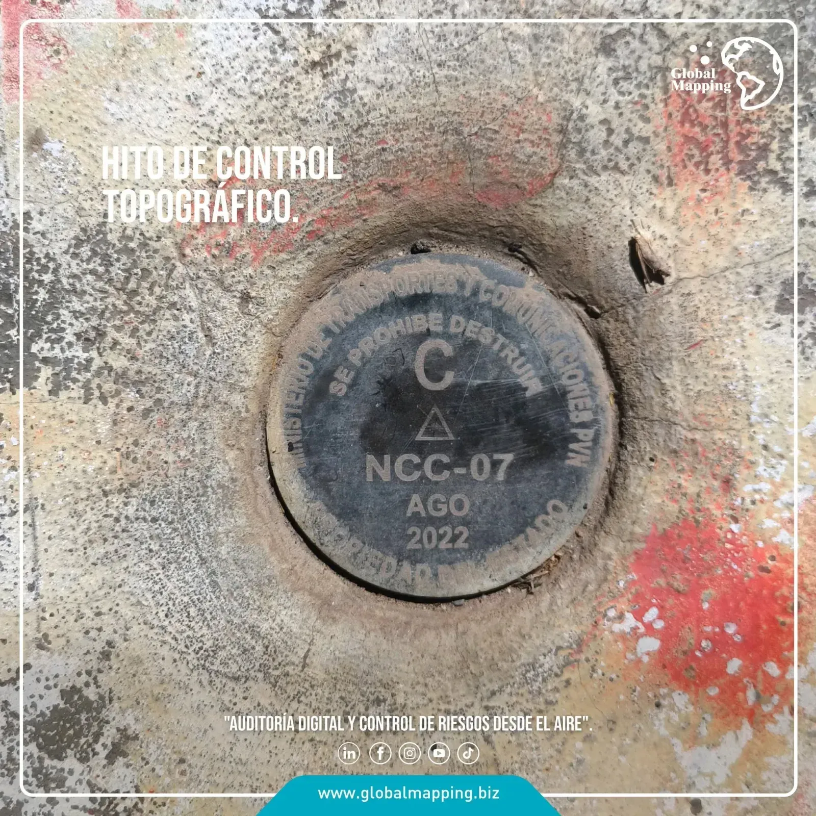Placa metálica de un hito de control topográfico empotrada en concreto, con el código NCC-07, la fecha AGO 2022 y el sello del Ministerio de Transportes y Comunicaciones