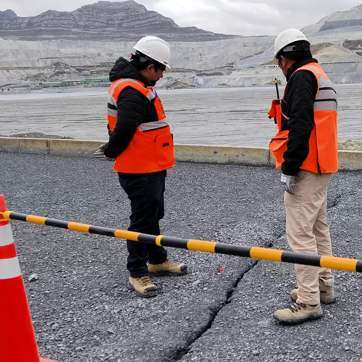 Brigada de topografía verificando condiciones en campo dentro de una operación minera
