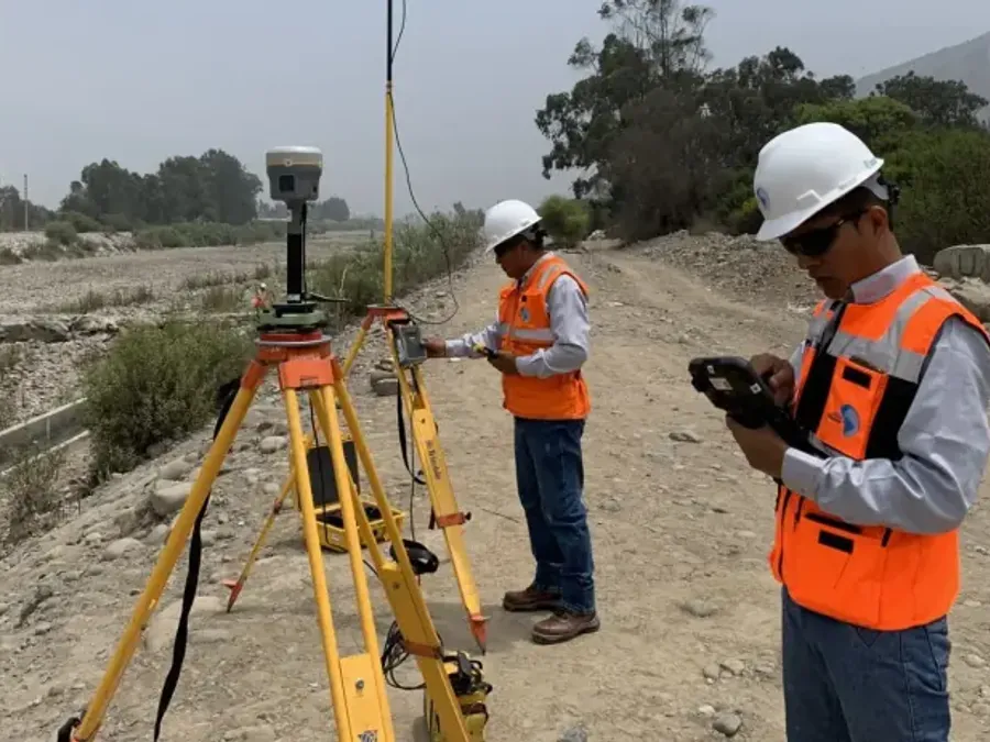 Topógrafo con receptor GNSS sobre un punto de control