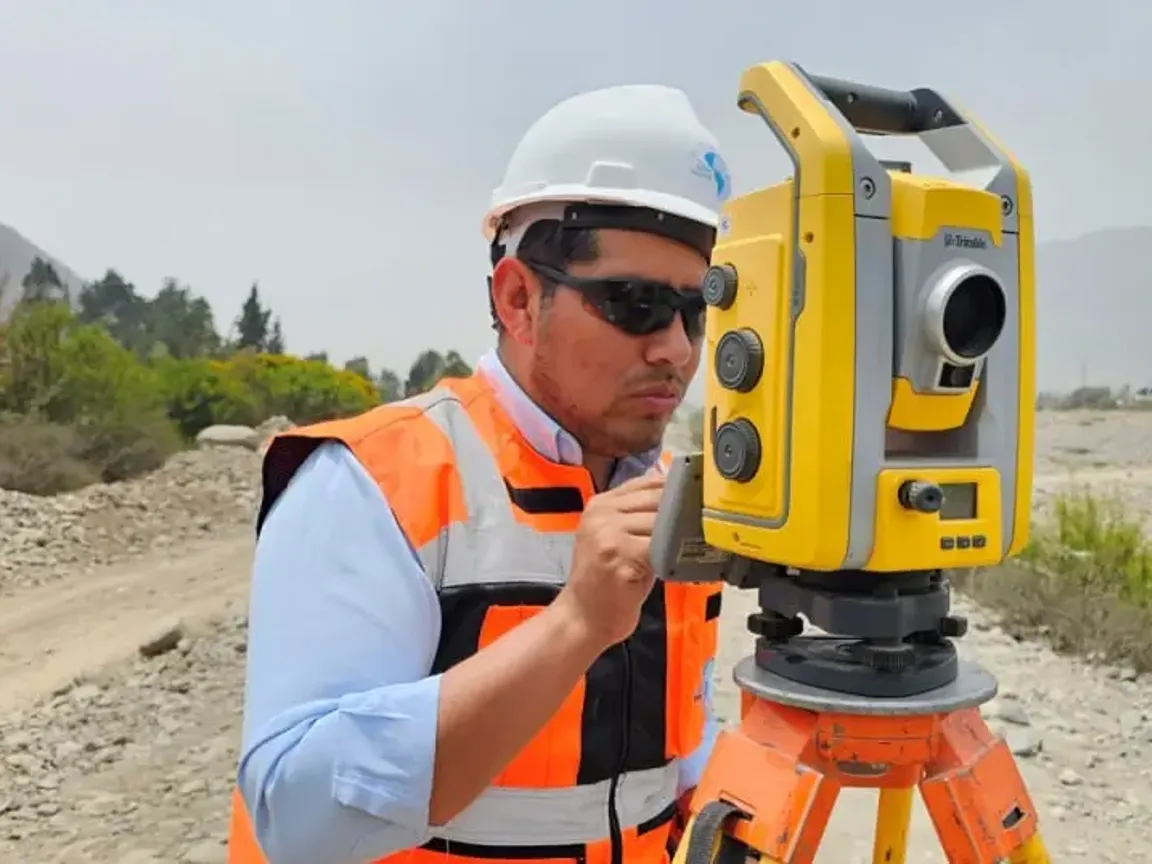 Prismas de monitoreo instalados en un talud